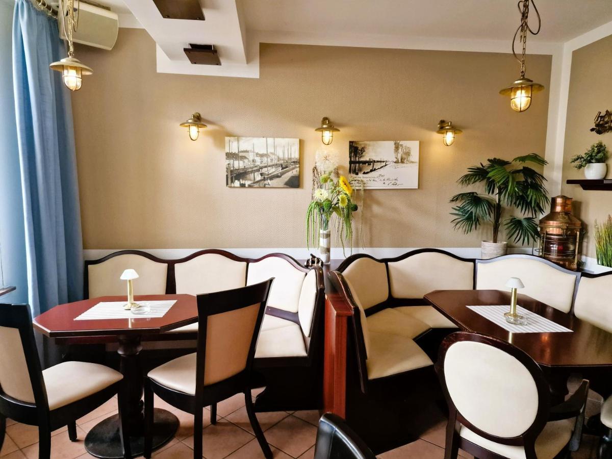 Hotel Am Markt & Brauhaus Stadtkrug Иккермюнде Экстерьер фото