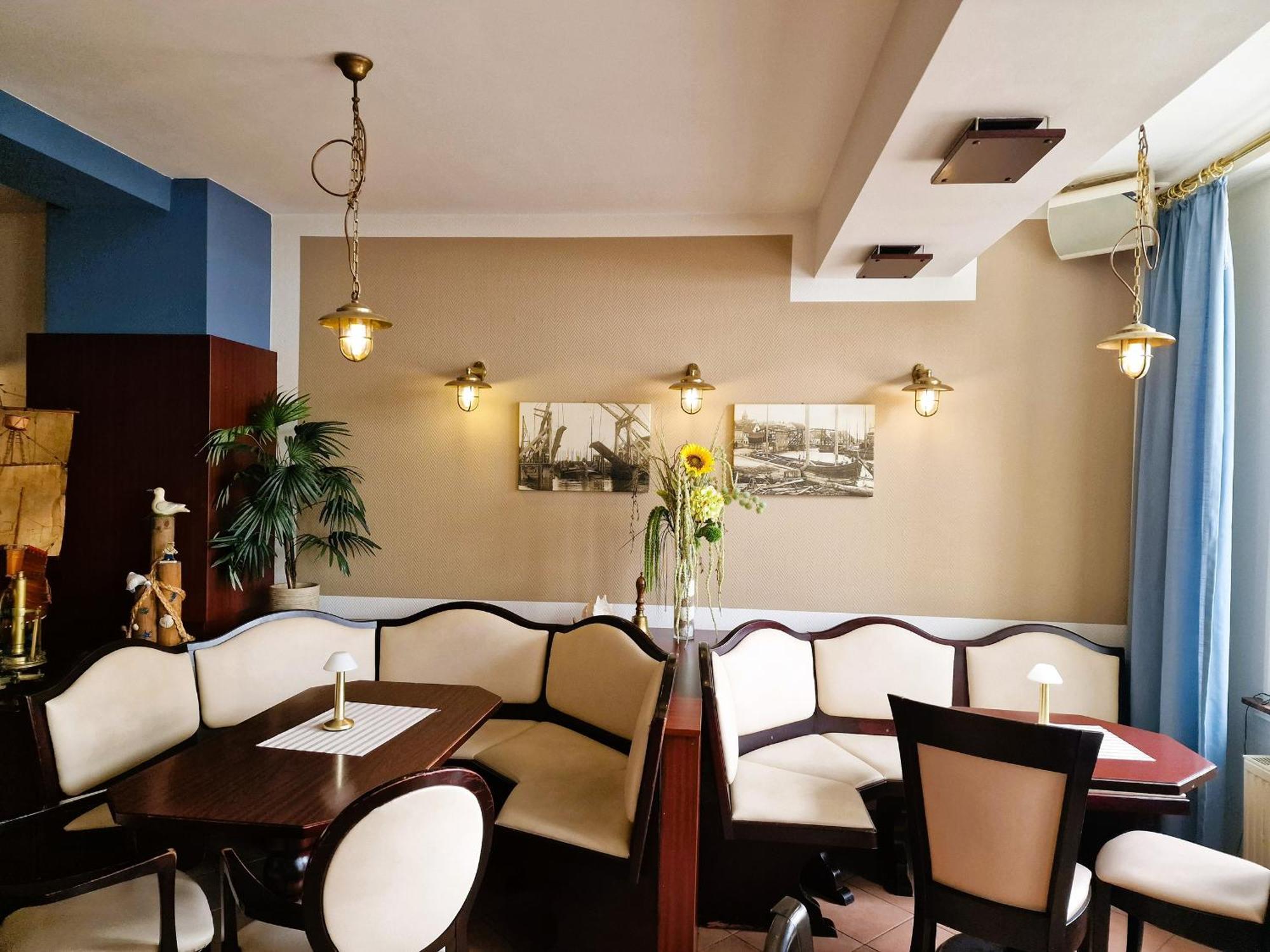 Hotel Am Markt & Brauhaus Stadtkrug Иккермюнде Экстерьер фото