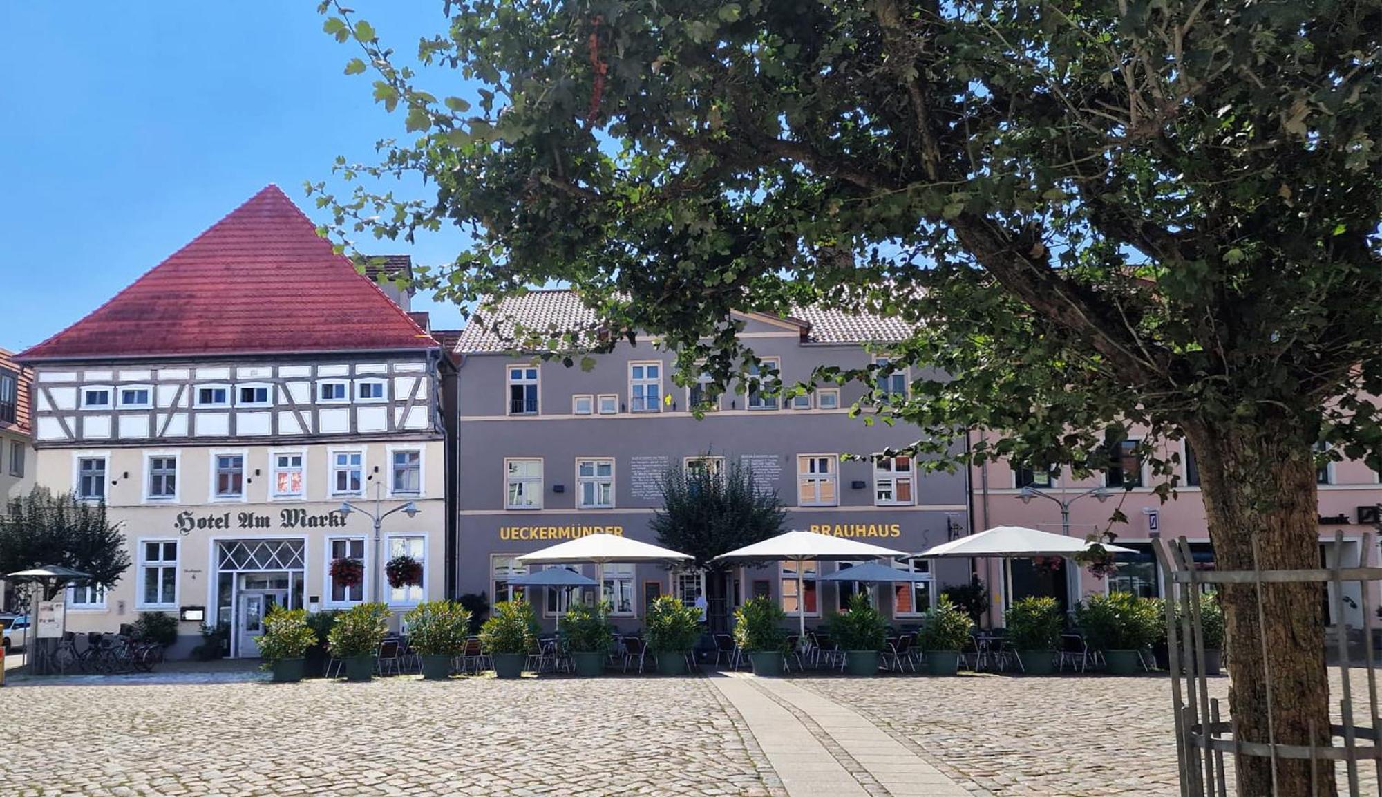 Hotel Am Markt & Brauhaus Stadtkrug Иккермюнде Экстерьер фото